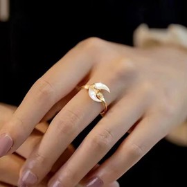 Yienate White Crystal Moon Ring Gold Twist Open Ring Vintage Gemstone Horn Finger Band Romantic Crescent Moon Band Ring for Women and Girls