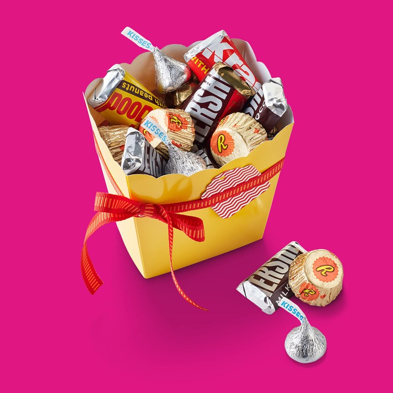 HERSHEY'S and REESE'S Miniatures Assorted Chocolate Candy Party Pack, 32.9