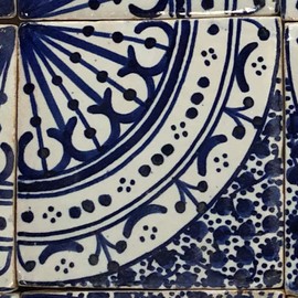 Casa Moro Hanefi Oriental Ceramic Tile 10 x 10 cm Blue White Hand-Painted Moroccan Tile Crafts from Morocco Wall Tile for Beautiful Kitchen Shower Bathroom HBF8290