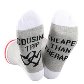 JTOUK Lustige Socken für Cousine / Cousin, Trip, günstiger als eine Therapie, lustige Socken für Junggesellinnenabschied, Familienurlaub, Geschenk für Brautjungfern, Cousins Trip EU, Einheitsgröße