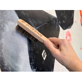 Rock Climbing Brush Bouldering Brush with Thick Boar Hair, Indoor Climbing Brush Wooden Handle, Outdoor Rock Climbing, Chalk Brush with Natural Boar Hair, Climbing Gear Accessory, Bristle cut on angle