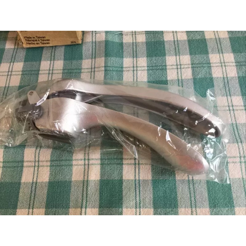 Pampered Chef Garlic Press #2576 With Cleaning Tool New In