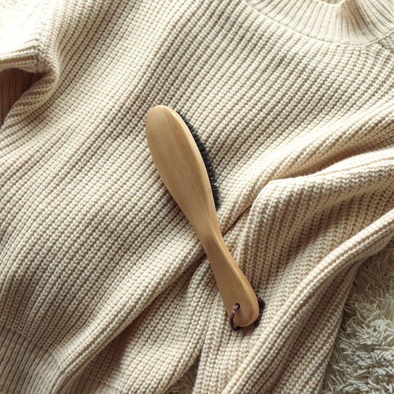 Pig Hair Clothes Brush with Tassel, Natural Wood, Anti-Static, Beige
