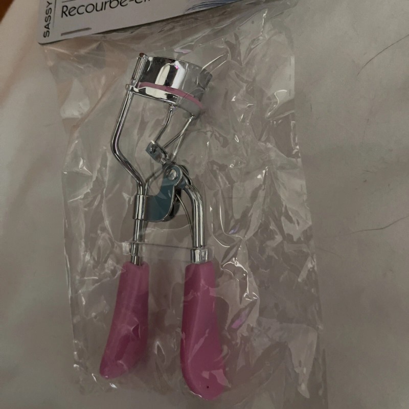 SASSY+Chic New Makeup Eyelash Curler w/ ONE refill rubber pad
