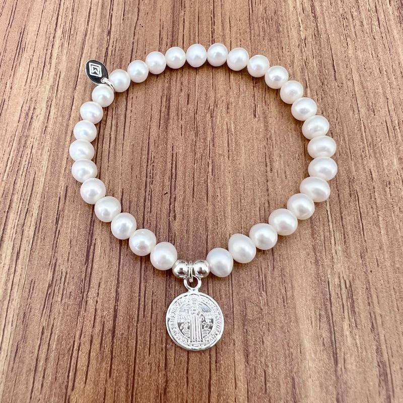 Agálea | Pulsera de Perlas naturales con dije de San