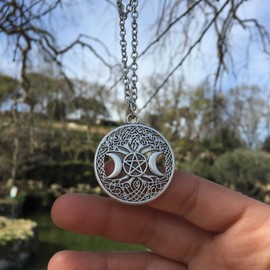 Coventum Triple Moon Necklace Moon Charm Necklace with Hecate Pendant Adjustable Silver Necklace Chain with Triple Moon Goddess Hecate Symbol Witchy Jewelry for Women