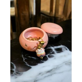 Hesstian 20 inch 18k gold plated chain with lucky cat. Porcelain box as a gift.