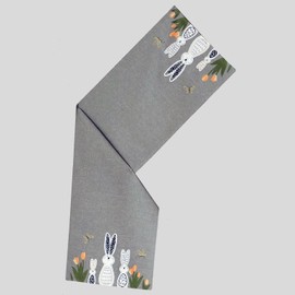 Raebel OHG Tischläufer 40 x 140 cm mit Kurbelsticker Osterhasen in grau Blumen Ostern Frühling