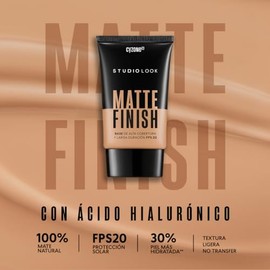 CYZONE - Studio Look Base Matte Finish Color Claro 140C, Base de Maquillaje de Alta Cobertura, Efecto Mate de Larga Duración, Cubre Imperfecciones, Ingredientes Naturales y Tecnología Longwear