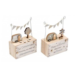 1 x Shabby Chic Wooden Holiday Caravan & Bunting Ornament Decoration/Plaque - 2 Designs Shown - Cream, Grey, Natural - 17 cm - One Chosen At Random