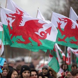 KliKIl Galles Flag 90 x 150 cm - Welsh Flag Fan Item Weatherproof Welsh National Flag with Brass Eyelets Bright Colours and UV-Resistant for Outdoor Use Galles