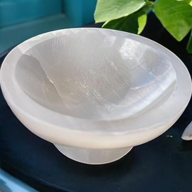 Pro Home Pro Home 100% Natural Selenite Bowl with Flat Base Crystal Charging Dish Crystals Holder Tray White Alter Cleansing Meditation Healing Energy Selenite Bowl for Decoration Or Gift (Small-10cm)