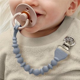 Itzy Ritzy Clip de silicona para chupete; correa de chupete de silicona 100% de grado alimenticio con clip que mantiene chupetes, mordedores y juguetes pequeños en su lugar; cuenta con diseño de una