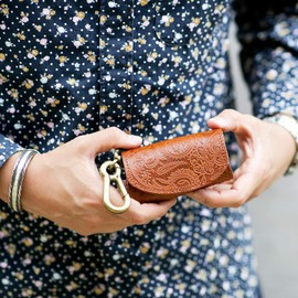 VINCENT CRAFTED Made in Japan Tochigi Leather Paisley Carabiner Key Case & Coin Purse PAOLO Key Holder Women Smart Key Case Coin Purse Men's Key Ring, brown (oak)