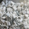 Bolsa Con 100 Grapas Para Cable Curva Blanca 6mm