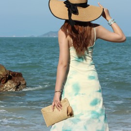 EVEOUT Women's Straw Clutch Bag with Flower Pendant Summer Boho Raffia Straw Bag for Beach Holiday Woven Handbag for Wedding Party Everyday Use, brown