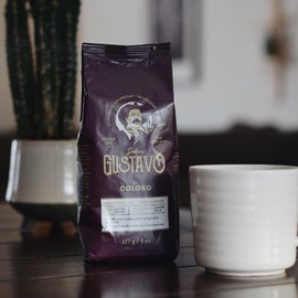 Café Senor Gustavo El Coloso - Dark Colombian Ground Coffee, Dark Roast Ground Coffee with a Light Hazelnut Flavor, Kosher Certified, South Central America Sourced Coffee Beans - (227g)