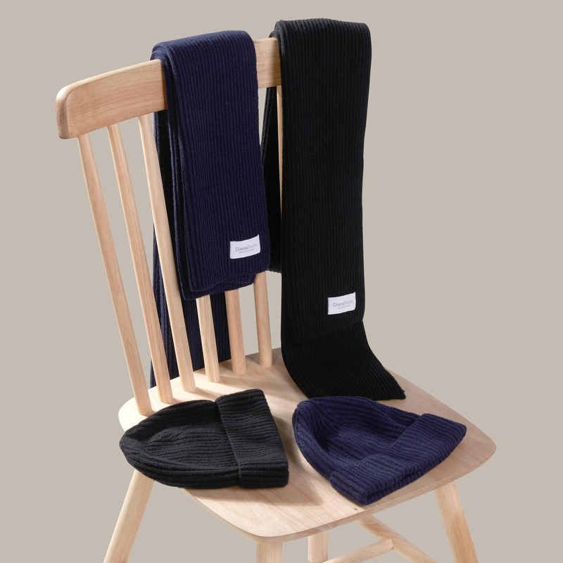 Diana Studio Cashmere scarf made of cashmere and merino wool,