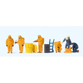 Preiser 10732 Fireman in Orange Chemical Resistant Suits (6)