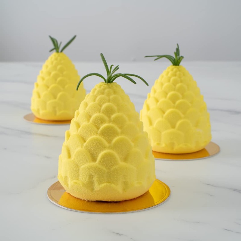 Restaurantware Pastry Tek Silicone Pineapple Baking Mold - 8-Compartment -