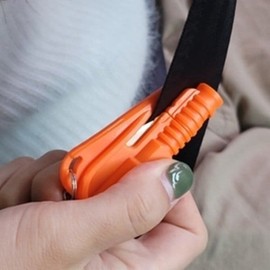 안전벨트절단 탈출망치 유리깨기 비상용 키링 랜덤 Emergency Keyring with Seatbelt Cutter, Escape Hammer, and Glass Breaker - Random