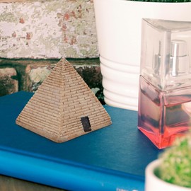 Garneck Egyptian Pyramid Decoration - Model Made of High-Quality Resin - Delicate Triangle Shape - Ideal for Home Decoration and As For Men Inspired by Ancient Cultures and Prosperity