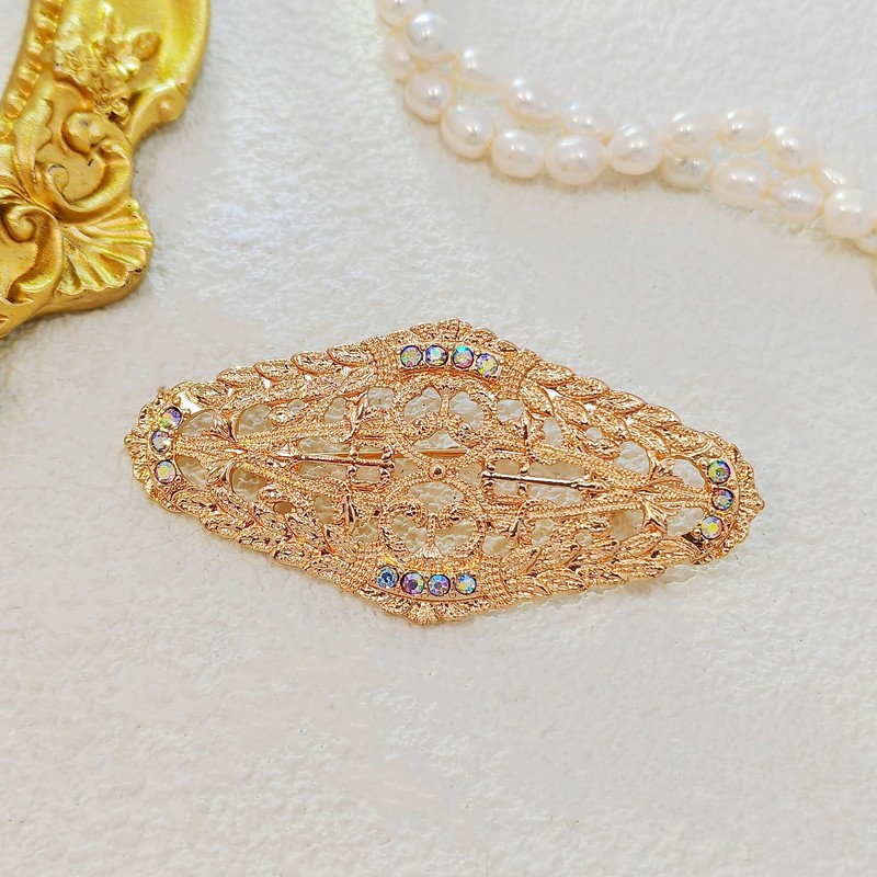 Elegant Gold - toned Oval Shaped Filigree Brooch with Crystal