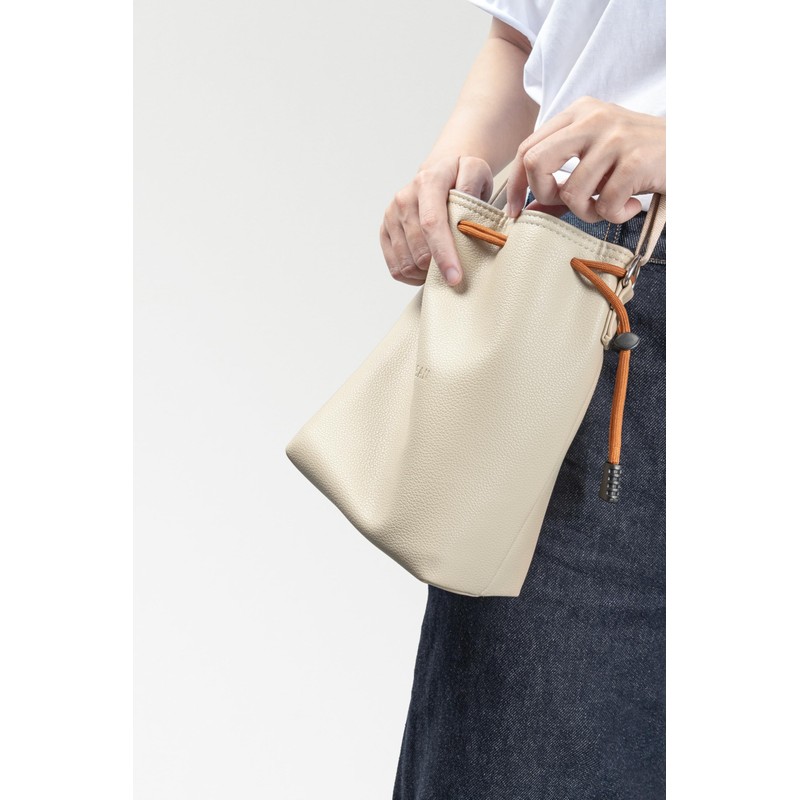 TTArtisan Leather Style Drawstring Lens Bag - Beige with Brown