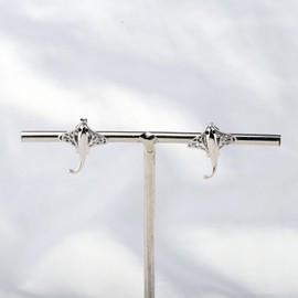 Stingray Necklace Ocean Sea Animal Manta Ray Stingray Pendant Necklace Gift for Stingray Lovers Explorer Jewelry Gift (Stingray Earrings)