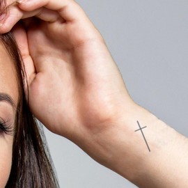 Kleines Kreuz - Forever Never® | Temporäre Tattoos für Erwachsene - Hält bis zu 2 Wochen | vegan, wasserfest, EU-zertifiziert