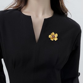 EMEGCY 18K Gold Flower Brooch Austrian Crystal Flower Brooch Pin Rhinestone Five Petal Flower Brooch Lapel Pin Jewelry Mother's Day Birthday Gifts for Mom Wife