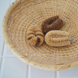 Natural Palm Mini Tawashi Brushes - Set of 2 - White Beige - Premium Coconut Fiber - Scrubber for Cleaning Small Spaces - Made in Japan