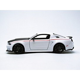 Maisto 2014 Ford Mustang Street Racer White 1/24 Model Car