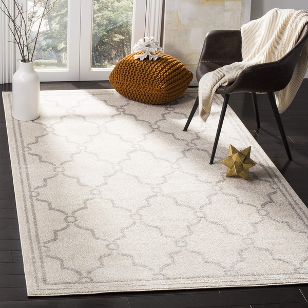 SAFAVIEH Amherst Collection AMT414E Trellis Non-Shedding Living Room Bedroom Accent Area Rug, 4' x 6', Ivory / Light Grey