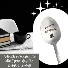 ZINELLO DESIGN – Gravierter Kaffee- & Dessertlöffel “Expecto Caffeinum” | Edelstahl 18/10, magischer Geek-Löffel, Geschenk Universum Fantasy, Geschenkbox, spülmaschinenfest