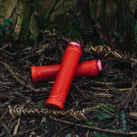 Funn Hilt Mountain Bike Handlebar Grips with Single Lock-on Clamp, Lightweight and Ergonomic Grips for MTB (Red)