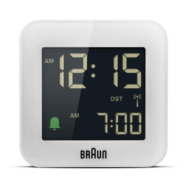 Braun Digitaler Reisewecker Mitteleuropäische Zeitzone (MEZ) mit Schlummerfunktion, kompakte Größe, Negatives LC-Display, Schnelleinstellfunktion, Crescendo-Alarm in Weiß, Modell BC08W-DCF.