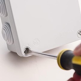 Abzweigdose, quadratisch, IP44, 150 x 110 x 70 mm, wasserdicht, ideal für elektrische Installationen im Außenbereich.