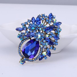 Mlouye - Broche clásico con diseño de flores en tono dorado con diamantes de imitación, broches de vidrio para mujeres y niñas, fiestas navideñas, vidrio austriaco, Sin gemas.