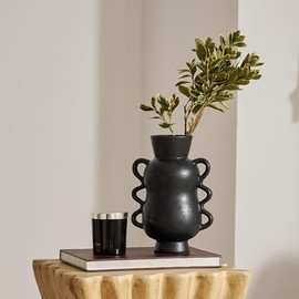 DN DECONATION Jarrón de cerámica negro para decoración del hogar con asas onduladas, jarrón de flores rústico de granja de 10 pulgadas de alto para centro de mesa, estantería, sala de estar, oficina