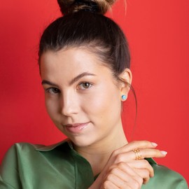 Runde Ohrstecker mit blauem Stein in Perlmuttoptik • Bunte Ohrringe für Damen • Nachhaltiger Modeschmuck aus Edelstahl & Glas • Ø 8mm