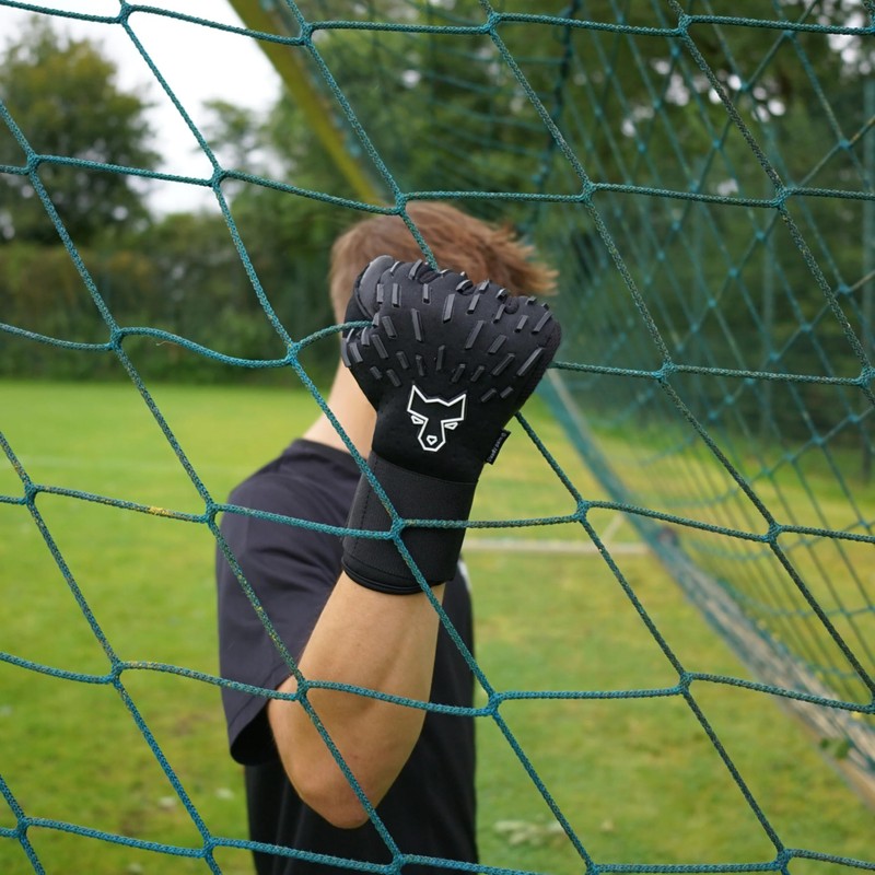FEARLESS GOALKEEPERS Wolf Pro Goalkeeper Gloves - German Contact Latex