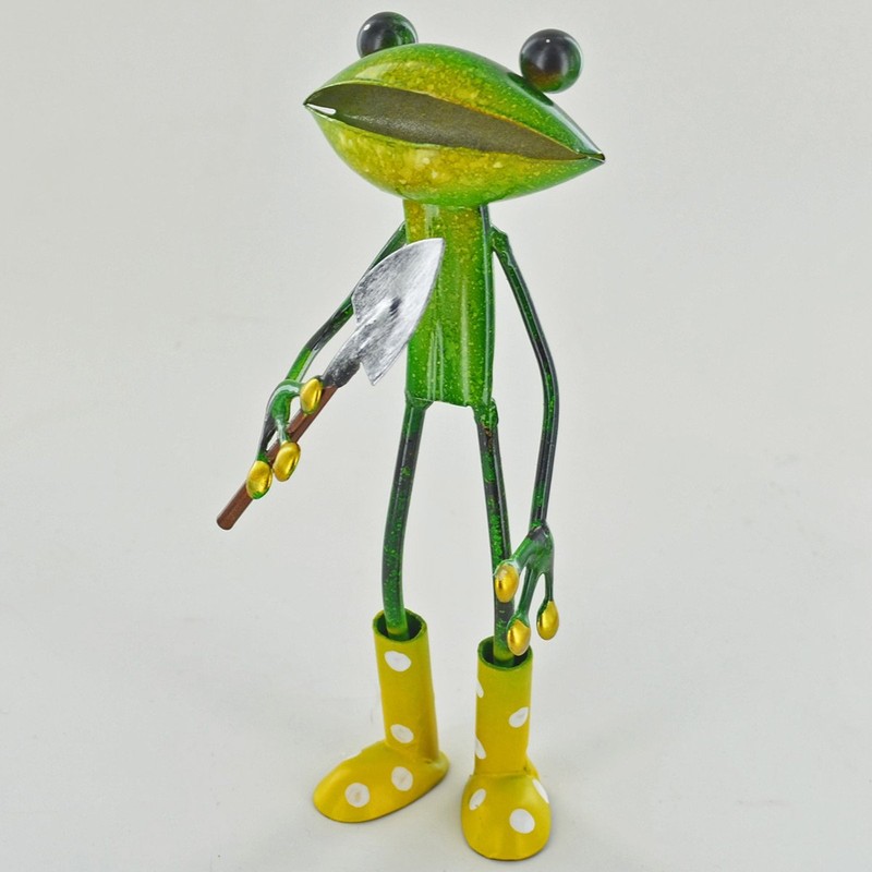 FABULOUS GREEN METAL GARDEN FROG WITH TROWEL SCULPTURE ORNAMENT FIGURE