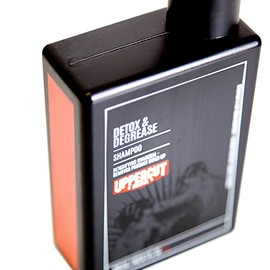 UPPERCUT DELUXE- ELIMINA LA ACUMULACIÓN DE PRODUCTO: Uppercut Deluxe Detox and Degrease Shampoo es un champú de limpieza profunda especialmente diseña