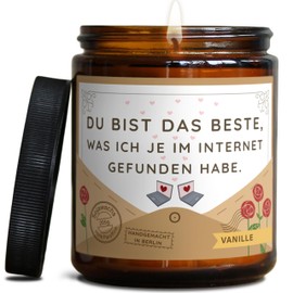 Valentinstag Geschenk Duftkerze | Lustige Liebeserklärung für Sie & Ihn | Handgemacht in DE | In Geschenkbox | Fernbeziehung Online Dating Partner Jahrestag Freund Freundin | Vanille