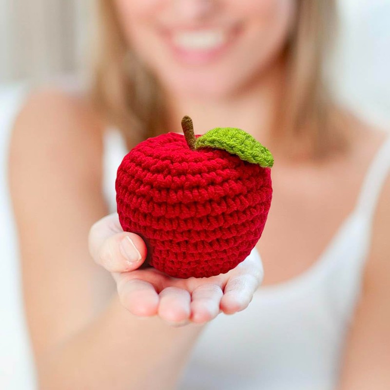 JOONOR 2 Pieces Handmade Crochet Apple Statue,Hand-Knitted Apple with Stem