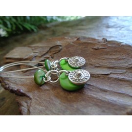 ⊹⊱❁✿ GRASGRÜNE PERLMUTT OHRRINGE MIT ETHNO SCHEIBE & LANGEN HAKEN ✿ ❁⊰⊹ Ethno Ohrringe mit großen Kidney-Haken, Perlmutt und Nupsie Scheibe