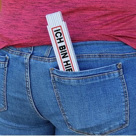 Wooden metre stick with funny saying and crown – Ich bin hier der Chef as a gift for fathers on Father's Day or as a small gift for in between for dads who are everything