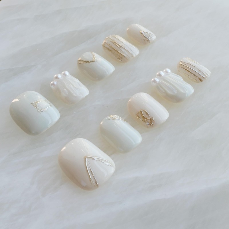 GLORS Short Nail Tip with White Pearl, Elegant Gold Shell