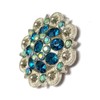 Conchos de bayas con tornillos de metal y flores con